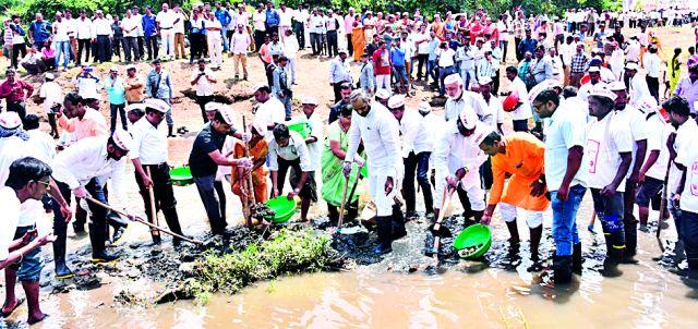 Cleanliness by the people of Jharkpat river Patra | झरपट नदी पात्राची लोकप्रतिनिधींनी केली स्वच्छता Cleanliness by the people of Jharkpat river Patra | झरपट नदी पात्राची लोकप्रतिनिधींनी केली स्वच्छता