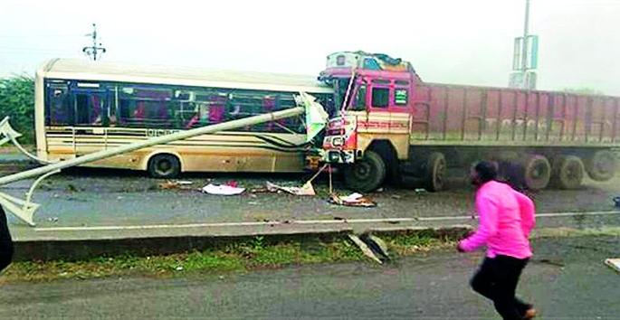 Drivers, for whom is this life threatening competition? | वाहनचालकांनो, ही जीवघेणी स्पर्धा कुणासाठी? Drivers, for whom is this life threatening competition? | वाहनचालकांनो, ही जीवघेणी स्पर्धा कुणासाठी?