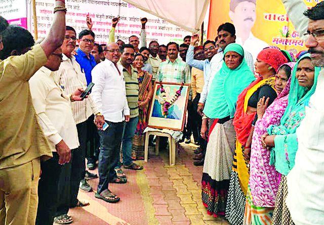 Demolition movement of the municipal employees of the district | जिल्ह्यातील पालिका कर्मचाऱ्यांचे धरणे आंदोलन