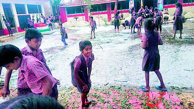 Rain accompanied by hail in many areas of the district | जिल्ह्यातील अनेक भागात गारपिटीसह पाऊस Rain accompanied by hail in many areas of the district | जिल्ह्यातील अनेक भागात गारपिटीसह पाऊस