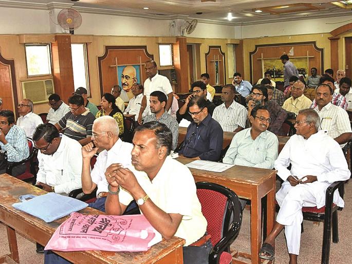 Property holders crowds for construction permission | बांधकाम परवानगीसाठी मनपात मालमत्ताधारकांची गर्दी Property holders crowds for construction permission | बांधकाम परवानगीसाठी मनपात मालमत्ताधारकांची गर्दी