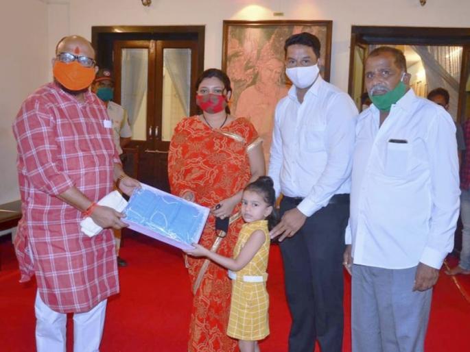 Chimukali handed over one thousand masks to the Guardian Minister | पालकमंत्र्यांकडे चिमुकलीने सुपूर्द केले एक हजार मास्क Chimukali handed over one thousand masks to the Guardian Minister | पालकमंत्र्यांकडे चिमुकलीने सुपूर्द केले एक हजार मास्क