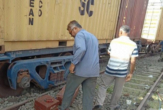 Seven cargo boxes were dropped | मालगाडीचे सात डबे घसरले Seven cargo boxes were dropped | मालगाडीचे सात डबे घसरले