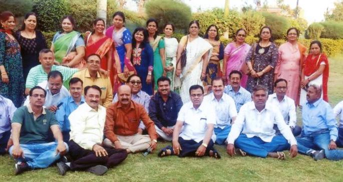 Ex Students gather in Dhule | धुळ्यात रंगला माजी विद्यार्थ्यांनी मेळावा  Ex Students gather in Dhule | धुळ्यात रंगला माजी विद्यार्थ्यांनी मेळावा