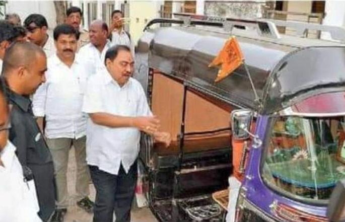 Eknath Khadse rides from 'Anil' rickshaw in Dhanmondi | एकनाथ खडसे यांनी केली धुळ्यात अमळनेरच्या ‘अन्याय’ रिक्षातून सवारी Eknath Khadse rides from 'Anil' rickshaw in Dhanmondi | एकनाथ खडसे यांनी केली धुळ्यात अमळनेरच्या ‘अन्याय’ रिक्षातून सवारी