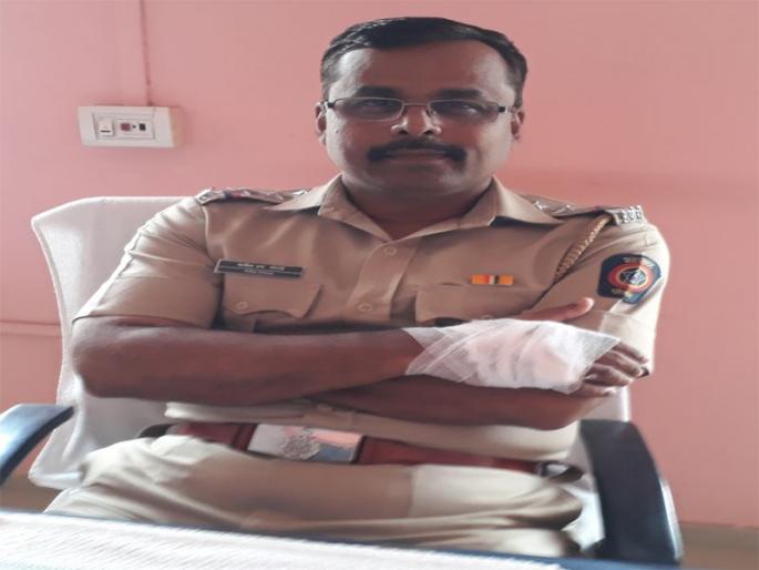 In the Dhule district, alcoholic youths attacked the police | धुळे जिल्ह्यात मद्यपी तरुणांचा पोलिसांवर हल्ला In the Dhule district, alcoholic youths attacked the police | धुळे जिल्ह्यात मद्यपी तरुणांचा पोलिसांवर हल्ला