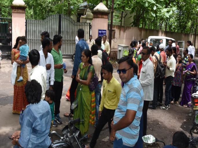 The District Collector, who was not admitted to 'Teet' in Dhule, | धुळ्यात ‘टीईटी’साठी प्रवेश न मिळालेल्या परीक्षार्थींची जिल्हाधिकाºयांच्या निवासस्थानी धडक The District Collector, who was not admitted to 'Teet' in Dhule, | धुळ्यात ‘टीईटी’साठी प्रवेश न मिळालेल्या परीक्षार्थींची जिल्हाधिकाºयांच्या निवासस्थानी धडक