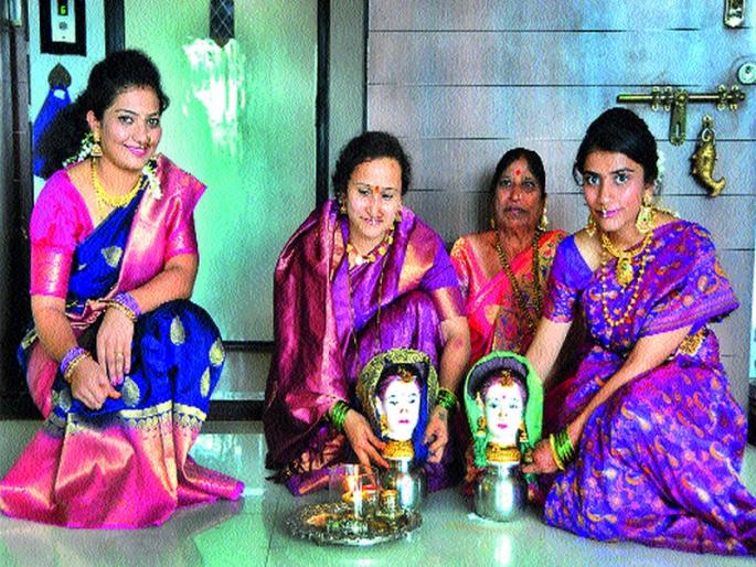 Gauri's arrival with Sonpavala | सोनपावलांनी गौरींचे आगमन Gauri's arrival with Sonpavala | सोनपावलांनी गौरींचे आगमन