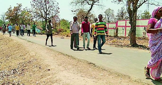 Naxalites made sloganeously voted to vote | नक्षली आवाहन झुगारून केले मतदान Naxalites made sloganeously voted to vote | नक्षली आवाहन झुगारून केले मतदान