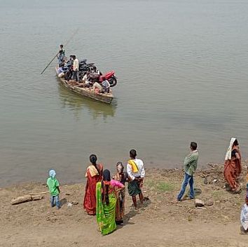 'Death Journey' for citizens of 20 villages in Gadchiroli district | २० गावातील नागरिकांचा छाेट्या नावेने ‘मृत्युप्रवास’ 'Death Journey' for citizens of 20 villages in Gadchiroli district | २० गावातील नागरिकांचा छाेट्या नावेने ‘मृत्युप्रवास’
