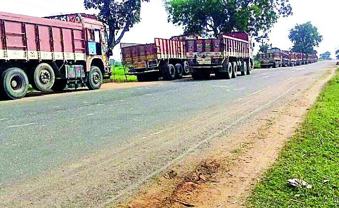 Traffic obstruction by trucks | ट्रकांमुळे वाहतुकीस अडथळा Traffic obstruction by trucks | ट्रकांमुळे वाहतुकीस अडथळा