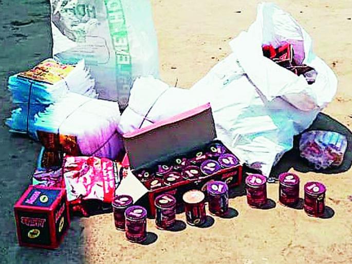 Fragrant tobacco and confiscated material | सुगंधित तंबाखू व खर्याचे साहित्य जप्त Fragrant tobacco and confiscated material | सुगंधित तंबाखू व खर्याचे साहित्य जप्त