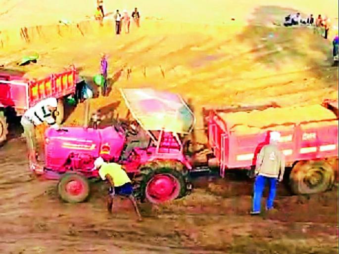 Was the sheep from the wharf stealing daytime sand? | मेंढा घाटातून होते दिवसाढवळ्या रेती चोरी? Was the sheep from the wharf stealing daytime sand? | मेंढा घाटातून होते दिवसाढवळ्या रेती चोरी?