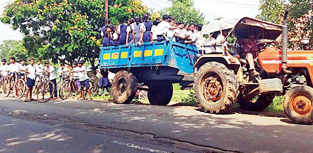 And the students have to take care of the tractor | अन् विद्यार्थ्यांना ट्रॅक्टरने करावा लागला प्रवास And the students have to take care of the tractor | अन् विद्यार्थ्यांना ट्रॅक्टरने करावा लागला प्रवास