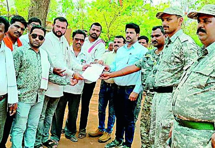 How many more victims? Angry farmers question forest officials | आणखी किती बळी घेणार? संतप्त शेतकऱ्यांचा वनाधिकाऱ्यांना सवाल How many more victims? Angry farmers question forest officials | आणखी किती बळी घेणार? संतप्त शेतकऱ्यांचा वनाधिकाऱ्यांना सवाल