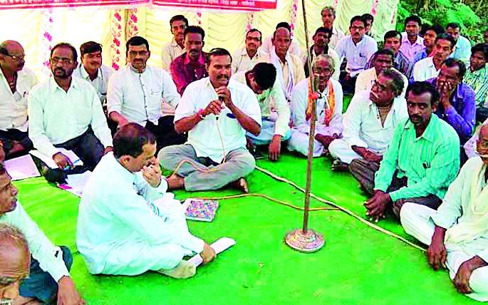 Due to the movement of dalit community members | कुंभार समाज बांधवांचे धरणे आंदोलन