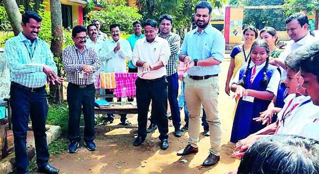 The district collector's inspiration to wash his hands | जिल्हाधिकाऱ्यांनी दिली हात धुण्याची प्रेरणा The district collector's inspiration to wash his hands | जिल्हाधिकाऱ्यांनी दिली हात धुण्याची प्रेरणा