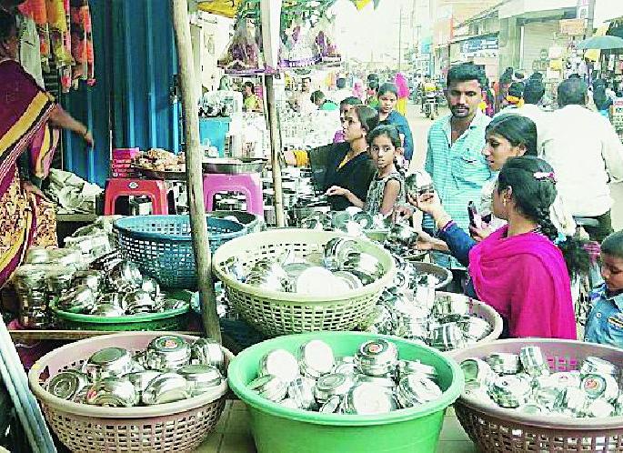 Turnover of Rs 25 Lacks daily | सक्रांतीनिमित्त दररोज २५ लाखांची उलाढाल