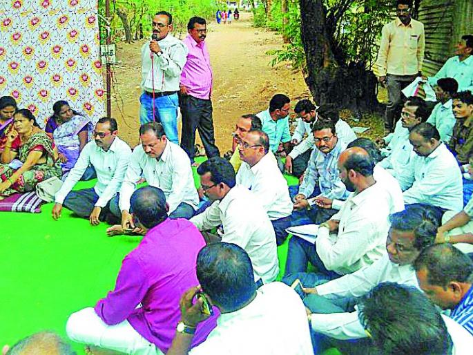 Incessant fasting of teachers in front of Zilla Parishad | जिल्हा परिषदेसमोर शिक्षकांचे बेमुदत उपोषण Incessant fasting of teachers in front of Zilla Parishad | जिल्हा परिषदेसमोर शिक्षकांचे बेमुदत उपोषण