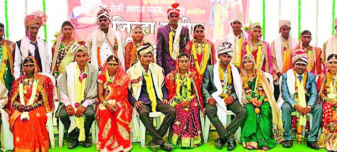 Twelve married couples in marriage | वडधात १२ जोडपी विवाहबद्ध Twelve married couples in marriage | वडधात १२ जोडपी विवाहबद्ध