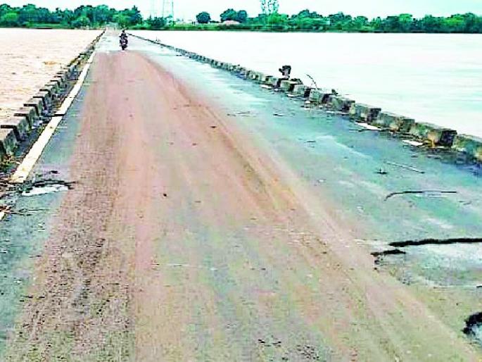 Aashti bridge | आष्टी पुलावर खड्डेच खड्डे Aashti bridge | आष्टी पुलावर खड्डेच खड्डे