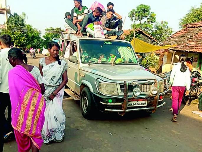 'They' put their lives in danger due to lack of means of travel | प्रवासी साधनांअभावी ‘ते’ स्वत:चा जीव घालतात धोक्यात 'They' put their lives in danger due to lack of means of travel | प्रवासी साधनांअभावी ‘ते’ स्वत:चा जीव घालतात धोक्यात
