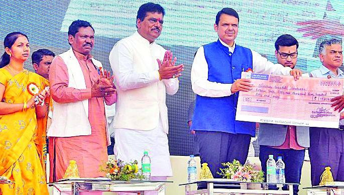 Local employments from the Iron project | लोह प्रकल्पातून स्थानिकांनाच रोजगार