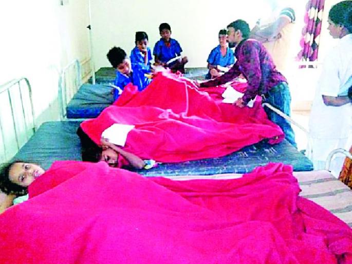 1 9 students get poisoned | १९ विद्यार्थ्यांना विषबाधा 1 9 students get poisoned | १९ विद्यार्थ्यांना विषबाधा