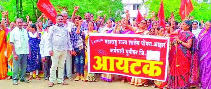 School nutrition workers hit | शालेय पोषण आहार कर्मचाऱ्यांची धडक School nutrition workers hit | शालेय पोषण आहार कर्मचाऱ्यांची धडक