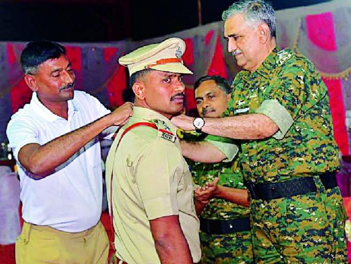 Increasing promotion of 35 police | ३५ पोलिसांना वेगवर्धित पदोन्नती Increasing promotion of 35 police | ३५ पोलिसांना वेगवर्धित पदोन्नती