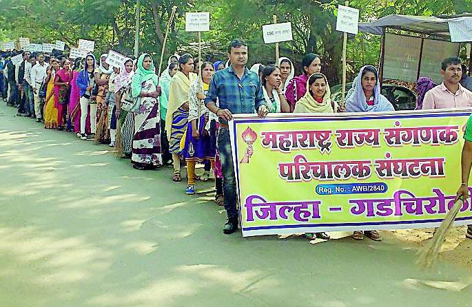 Computer operators of service center on the road | सेवा केंद्राचे संगणक परिचालक रस्त्यावर