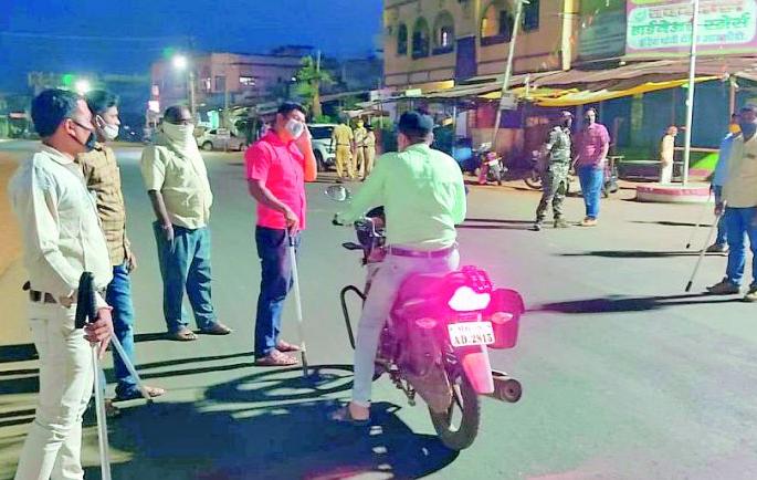 The market is closed, but the hustle and bustle continues | मार्केट बंद, वर्दळ मात्र चालूच