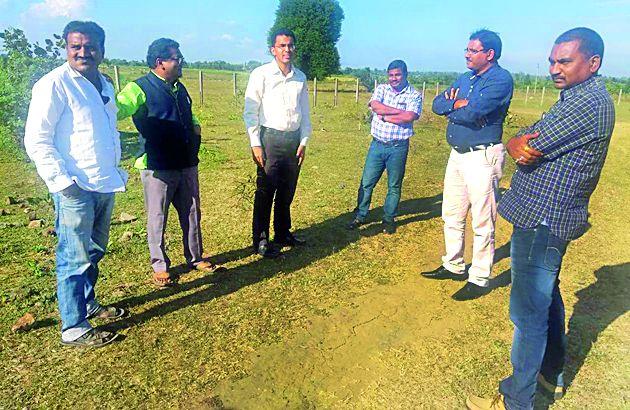 MLAs surveyed land for MIDC | आमदारांनी एमआयडीसीच्या जागेची केली पाहणी MLAs surveyed land for MIDC | आमदारांनी एमआयडीसीच्या जागेची केली पाहणी