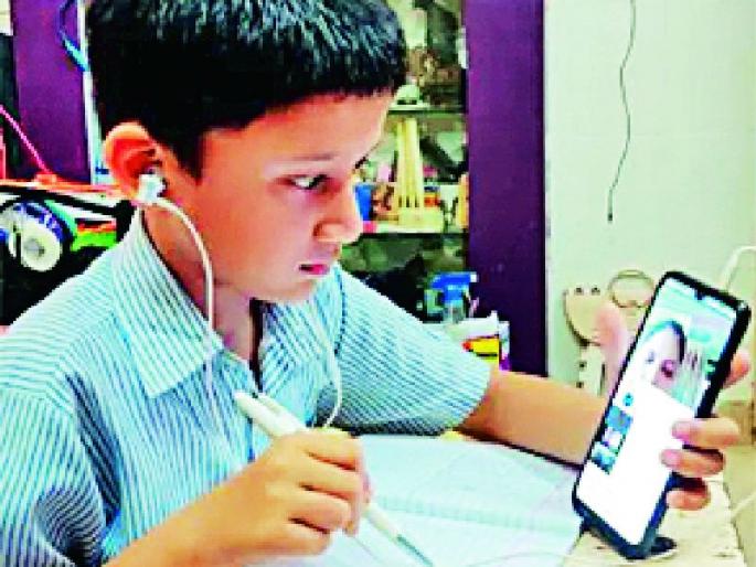 N.P. Education from WhatsApp group in schools | न.प. शाळांमध्ये व्हॉट्सअॅप ग्रुपवरून शिक्षण N.P. Education from WhatsApp group in schools | न.प. शाळांमध्ये व्हॉट्सअॅप ग्रुपवरून शिक्षण