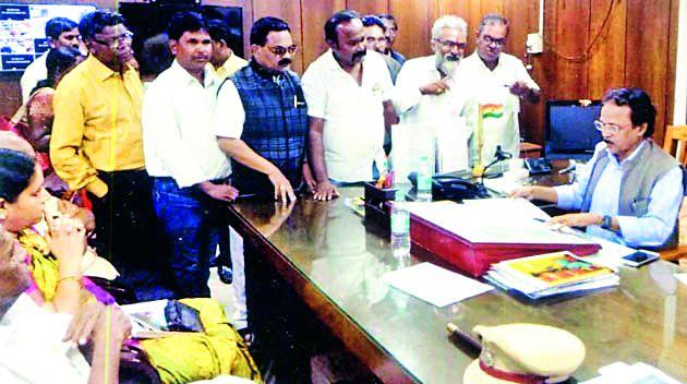 Teacher's boycott on online works | आॅनलाईन कामांवर शिक्षकांचा बहिष्कार Teacher's boycott on online works | आॅनलाईन कामांवर शिक्षकांचा बहिष्कार