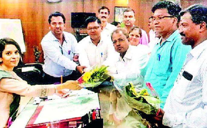 Welfare of the Collector's Officers, taken by the Employee-Officer Welfare team | कर्मचारी-अधिकारी कल्याण संघाने घेतली जिल्हाधिकाऱ्यांची सदिच्छा भेट