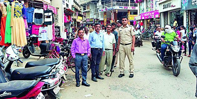 Free the market roads | बाजारातील रस्ते मोकळे करा Free the market roads | बाजारातील रस्ते मोकळे करा