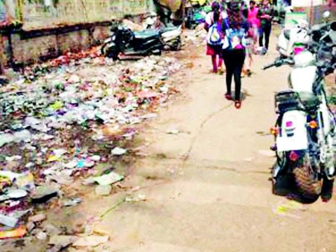 Lord Road became a dumping yard | प्रभूरोड बनले डंम्पिंग यार्ड Lord Road became a dumping yard | प्रभूरोड बनले डंम्पिंग यार्ड