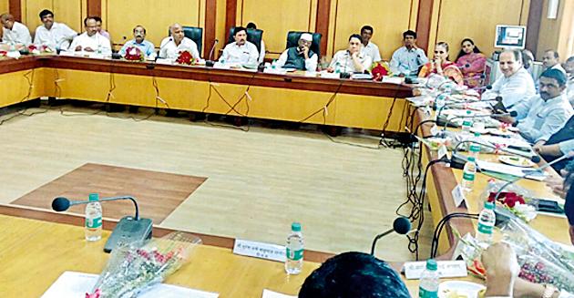 Agarwal carries the charge | अग्रवाल यांनी सांभाळला पदभार