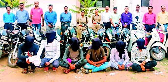 20 motorcycle seized stolen | चोरी गेलेल्या २० मोटारसायकल जप्त 20 motorcycle seized stolen | चोरी गेलेल्या २० मोटारसायकल जप्त