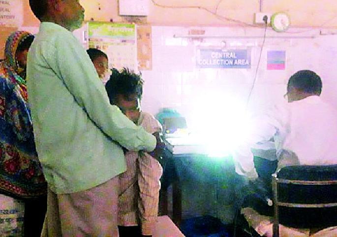 Patient check in light of mobile torch | मोबाईल टॉर्चच्या प्रकाशात रुग्णाची तपासणी Patient check in light of mobile torch | मोबाईल टॉर्चच्या प्रकाशात रुग्णाची तपासणी