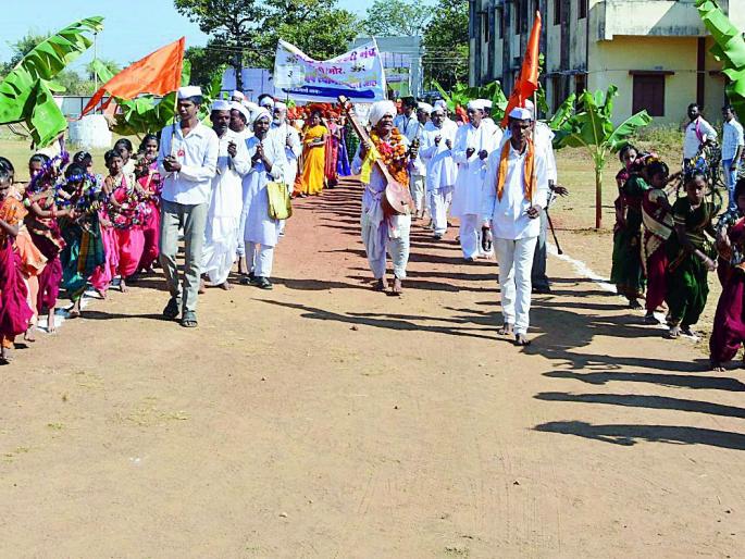 Literature, which is invisible from prose, is material | गद्य-पद्यातून अविष्कृत होणारे परमार्थप्रवण म्हणजे साहित्य