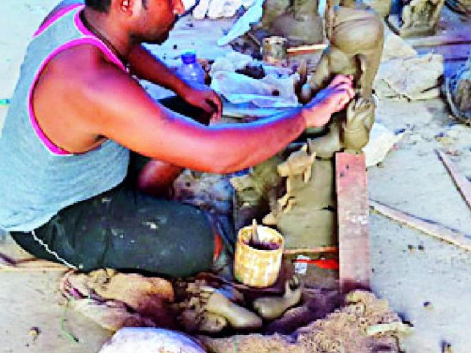 Sculptors arrived | मूर्तिकारांचे झाले आगमन