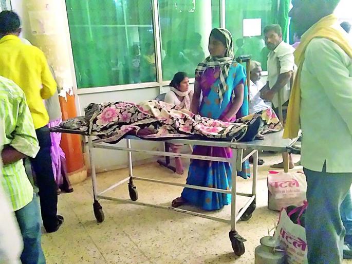 Money is needed to pay for dressing | मलमपट्टीसाठी मोजावे लागतात पैसे Money is needed to pay for dressing | मलमपट्टीसाठी मोजावे लागतात पैसे