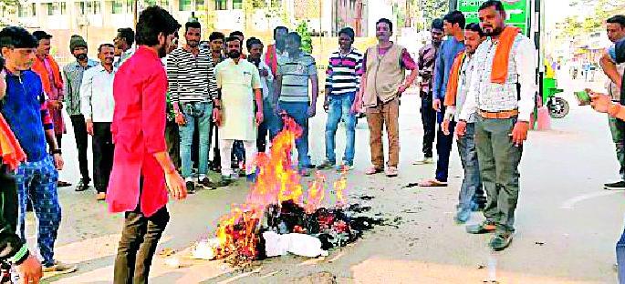 Imran Khan's symbolic statue was burnt | इमरान खानचा प्रतिकात्मक पुतळा जाळला