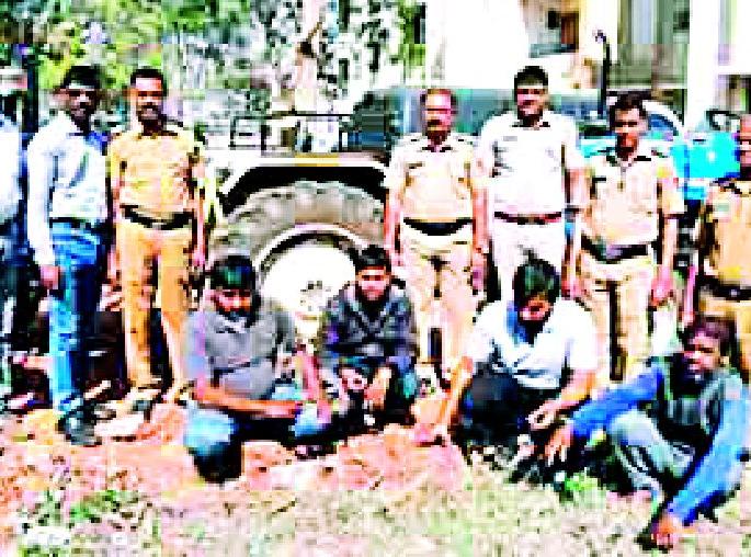 Tractor Chacket caught everyone in the case | ट्रॅक्टर चोरी प्रकरणात चौघांना पकडले Tractor Chacket caught everyone in the case | ट्रॅक्टर चोरी प्रकरणात चौघांना पकडले