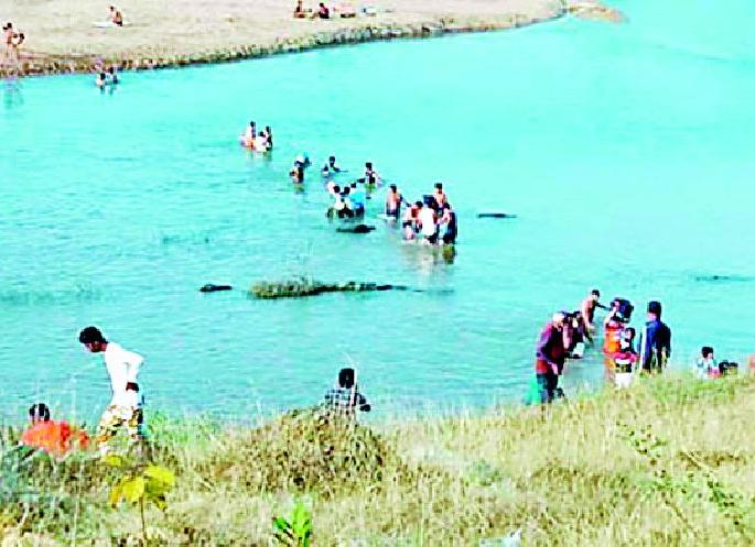 Three youths rescued by drowning | नदीच्या पात्रात बुडणाऱ्या तीन युवकांना वाचविले