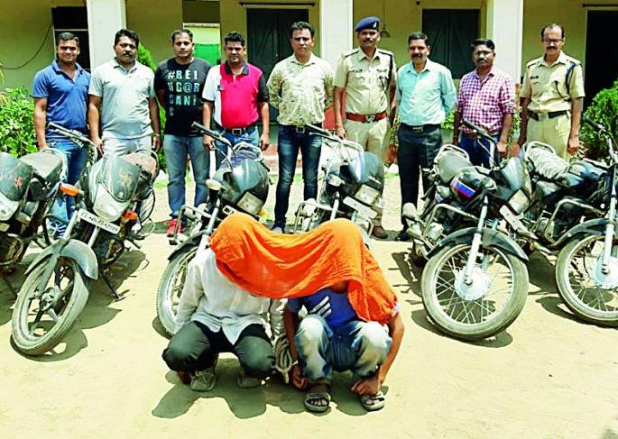 Two motorcycle sticks arrested | दोन मोटारसायकल चोरांना अटक Two motorcycle sticks arrested | दोन मोटारसायकल चोरांना अटक