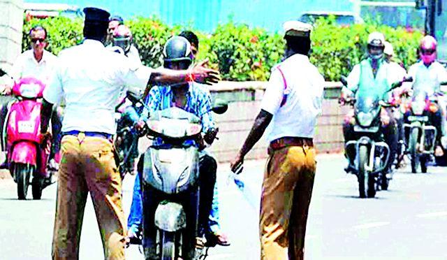 Shortage of helmets, forced for three days to be deferred | हेल्मेटचा तुटवडा, सक्ती तीन दिवस लांबणीवर Shortage of helmets, forced for three days to be deferred | हेल्मेटचा तुटवडा, सक्ती तीन दिवस लांबणीवर