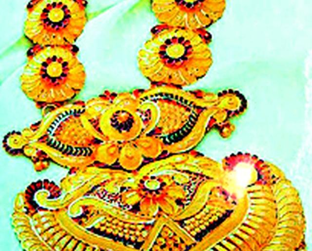 The leader of the 11 Tolais will raise the mother | मातेला चढविणार ११ तोळ्यांचा राणीहार The leader of the 11 Tolais will raise the mother | मातेला चढविणार ११ तोळ्यांचा राणीहार